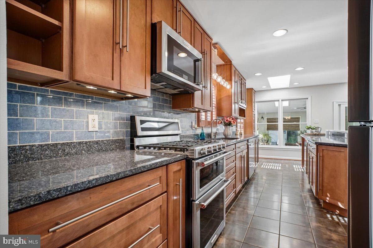 5725 6th Street N photo 3