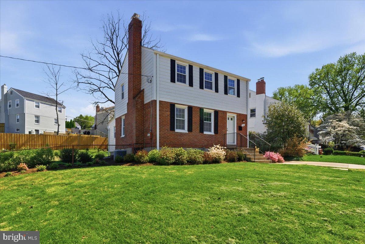 941 Patrick Henry Drive photo 2