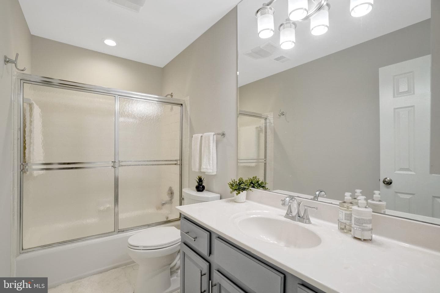 2622 N Fairfax Drive photo 38