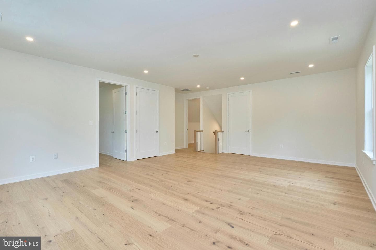 409 Jackson Street N photo 24