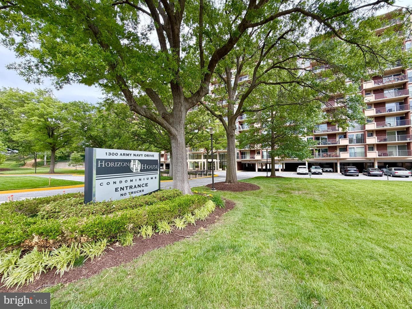1300 Army Navy Drive #823, Arlington