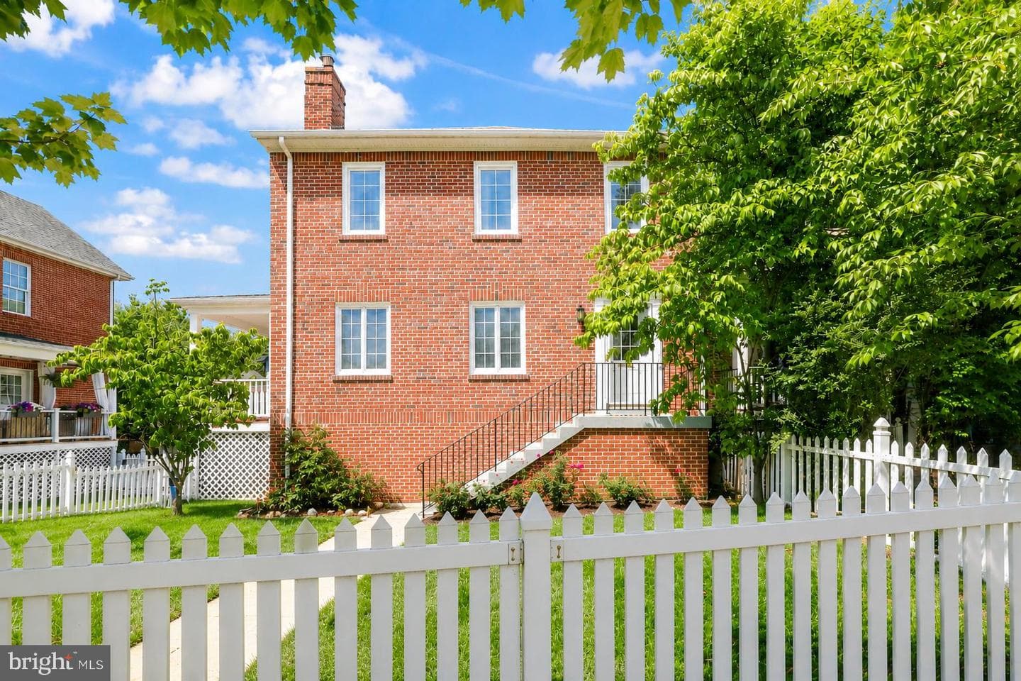 2012 S Glebe Road, Arlington
