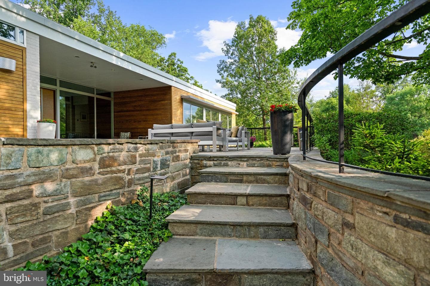 2533 N Ridgeview Road, Arlington