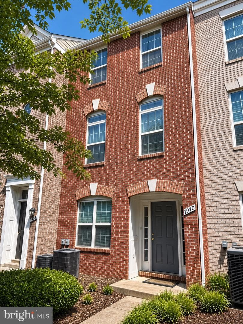 1910 N Adams Street N photo 32