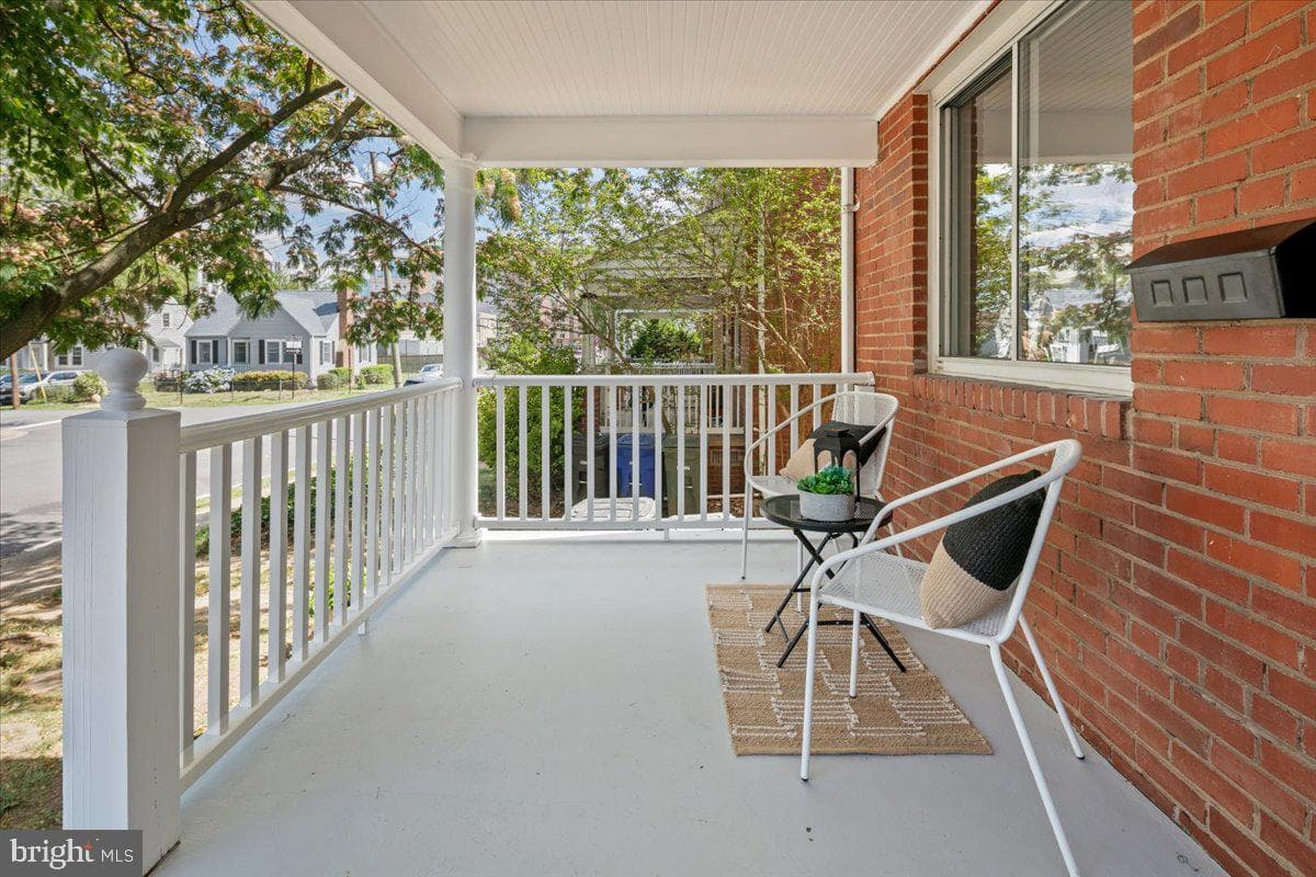 1226 N Lincoln Street photo 2