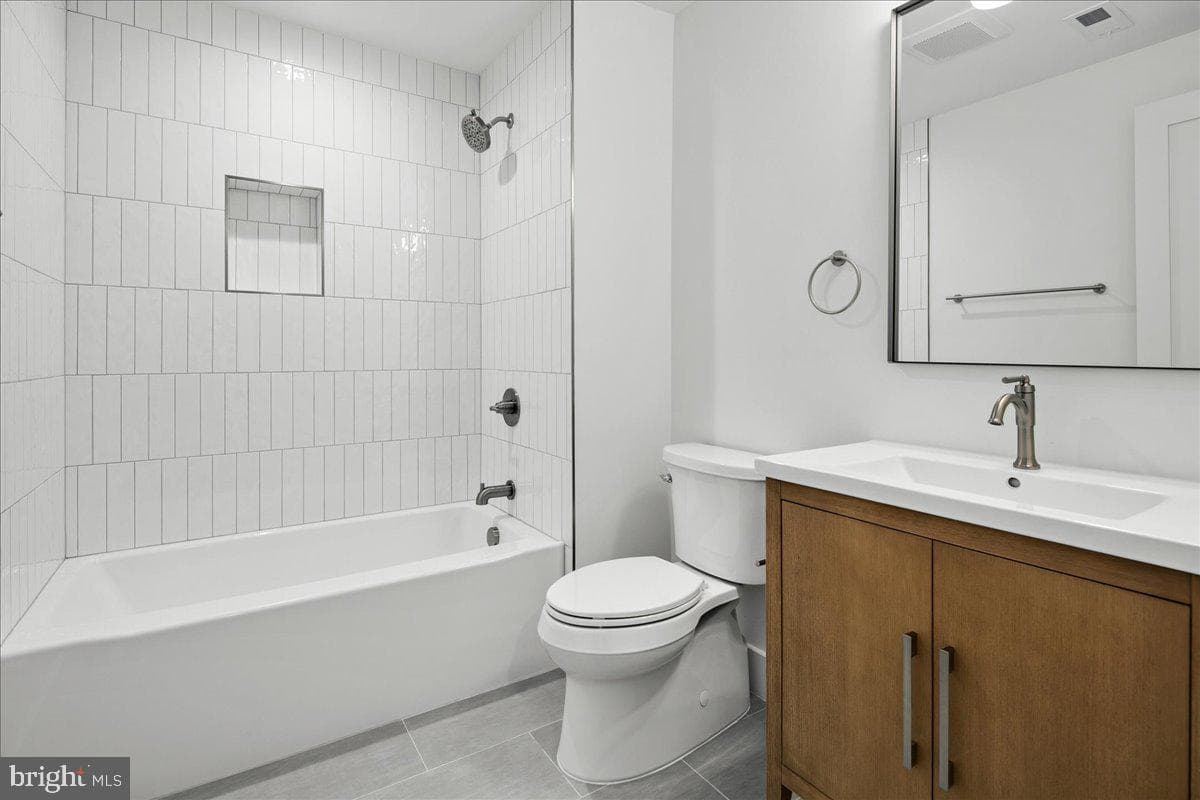 2913 N Greencastle Street photo 59