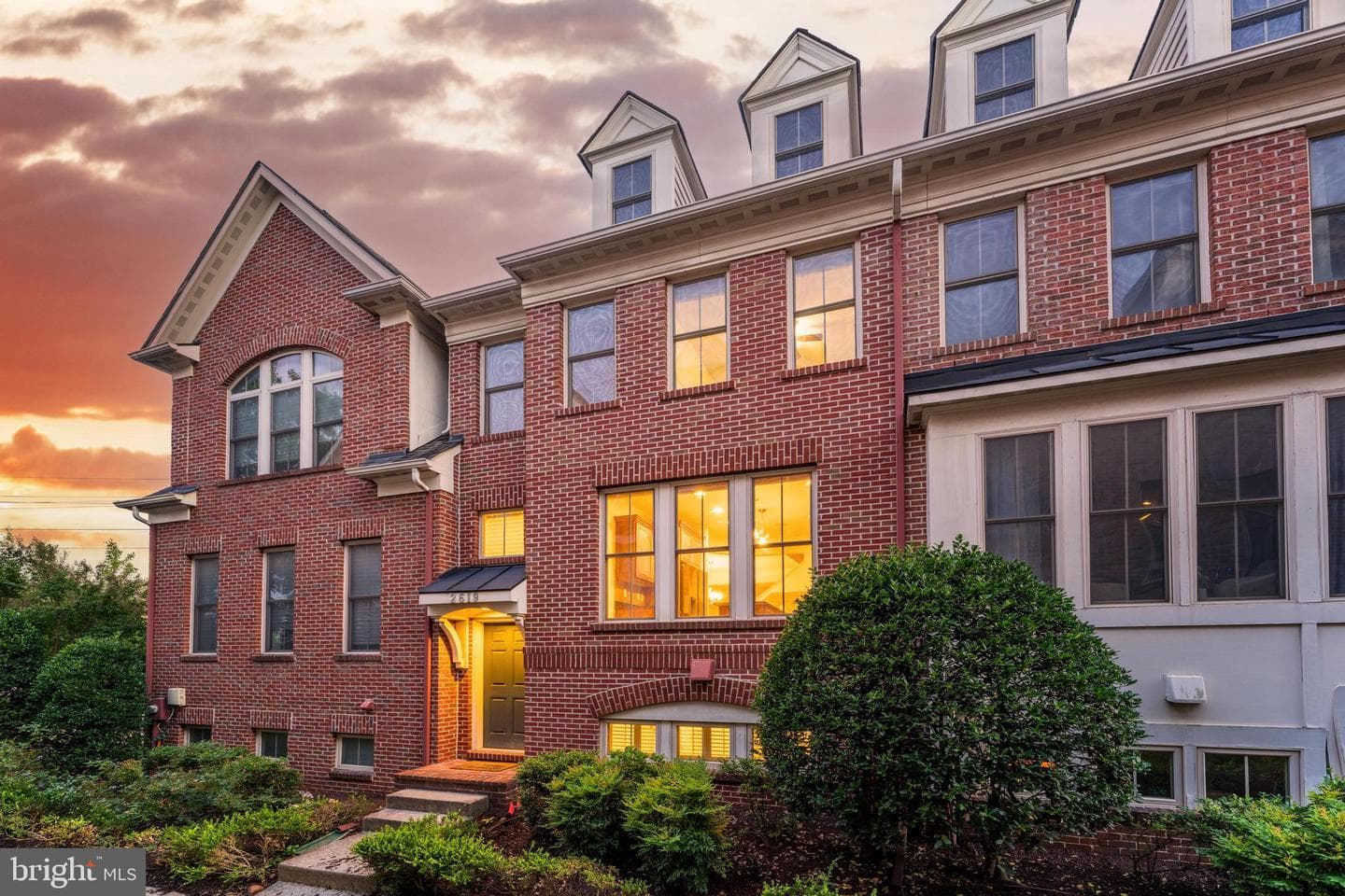 2619 S Kenmore Court, Arlington