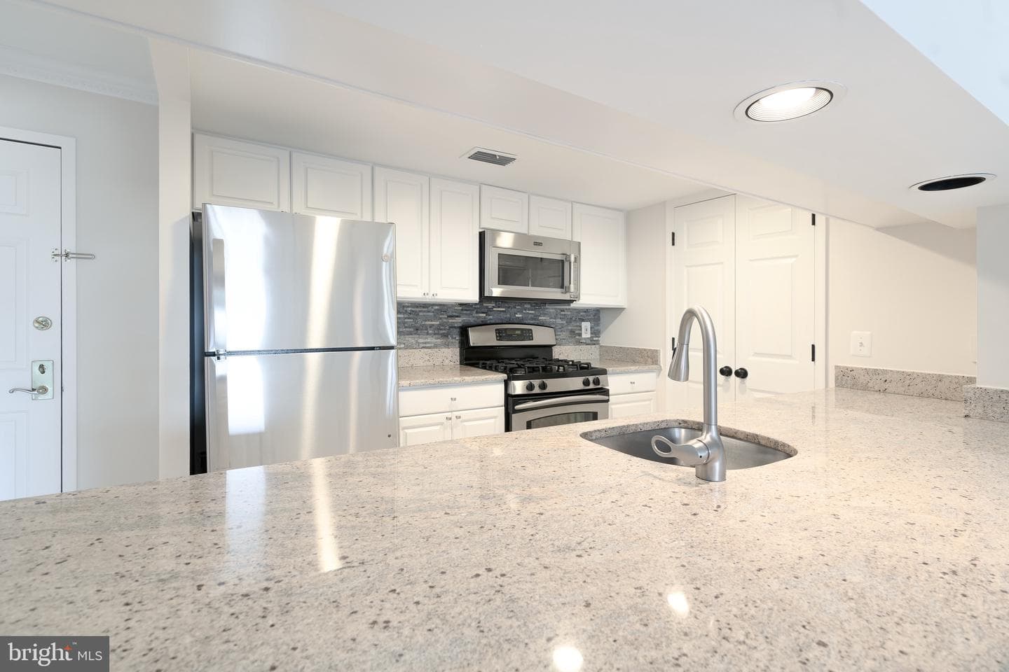 1276 N Wayne Street #908 photo 2