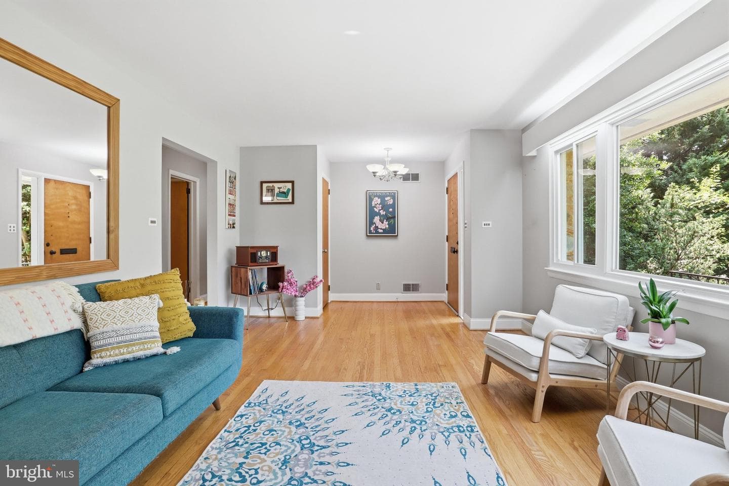2615 S June Street photo 4
