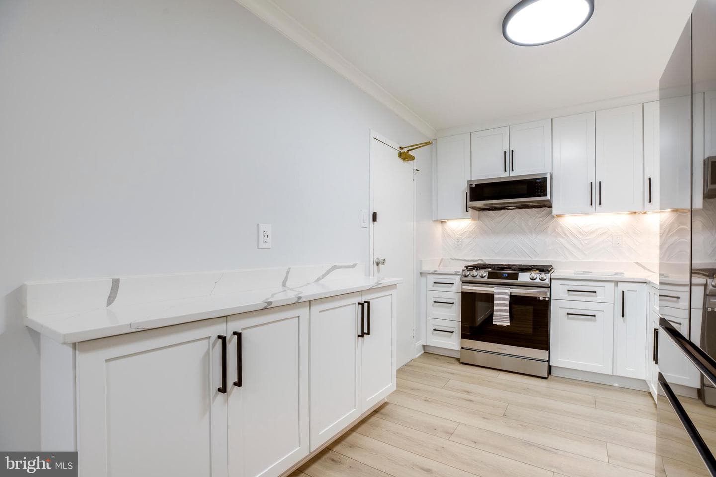 1300 Army Navy Drive #814 photo 9