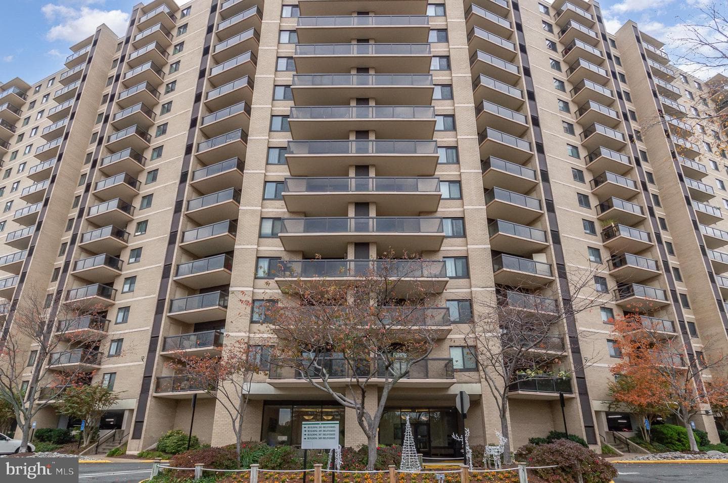 203 Yoakum Parkway #603 photo 3