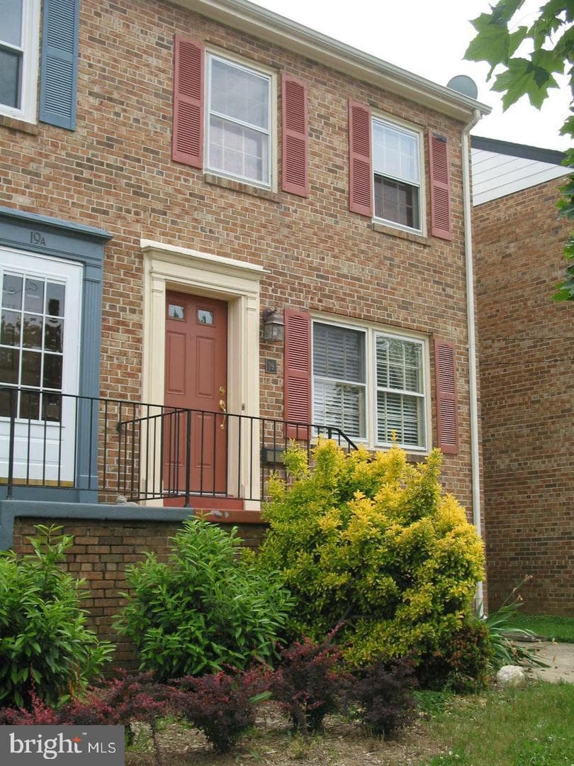 19 E Myrtle Street photo 2