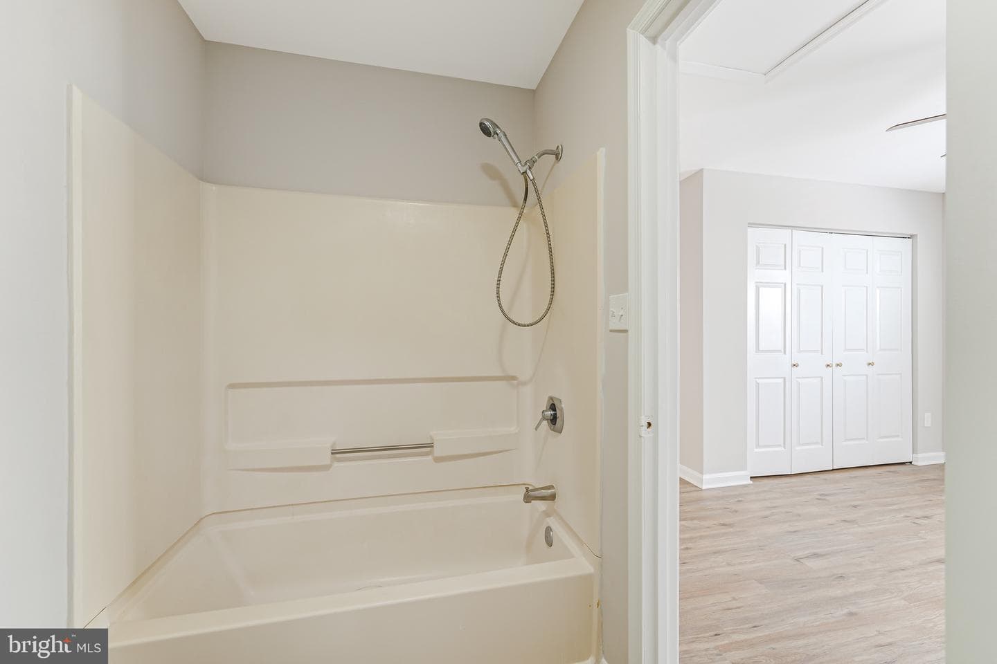 2408a Burke Avenue photo 16