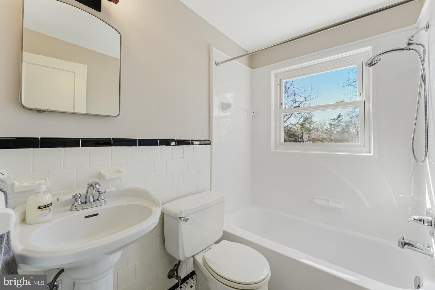 2408a Burke Avenue photo 18