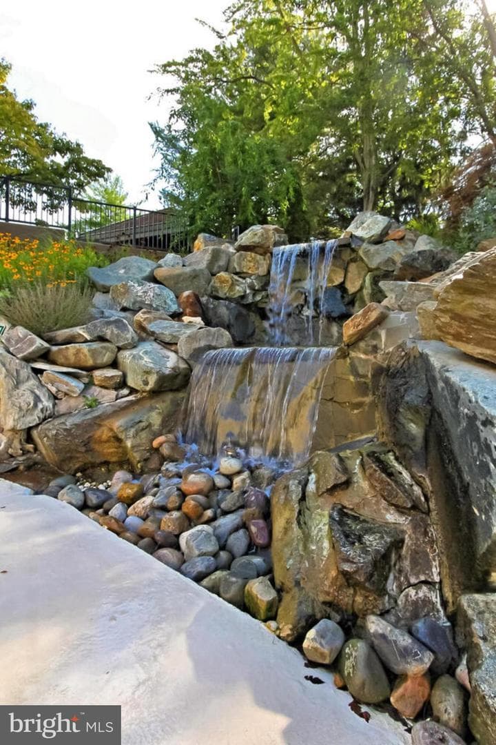 205 Yoakum Parkway #703 photo 35