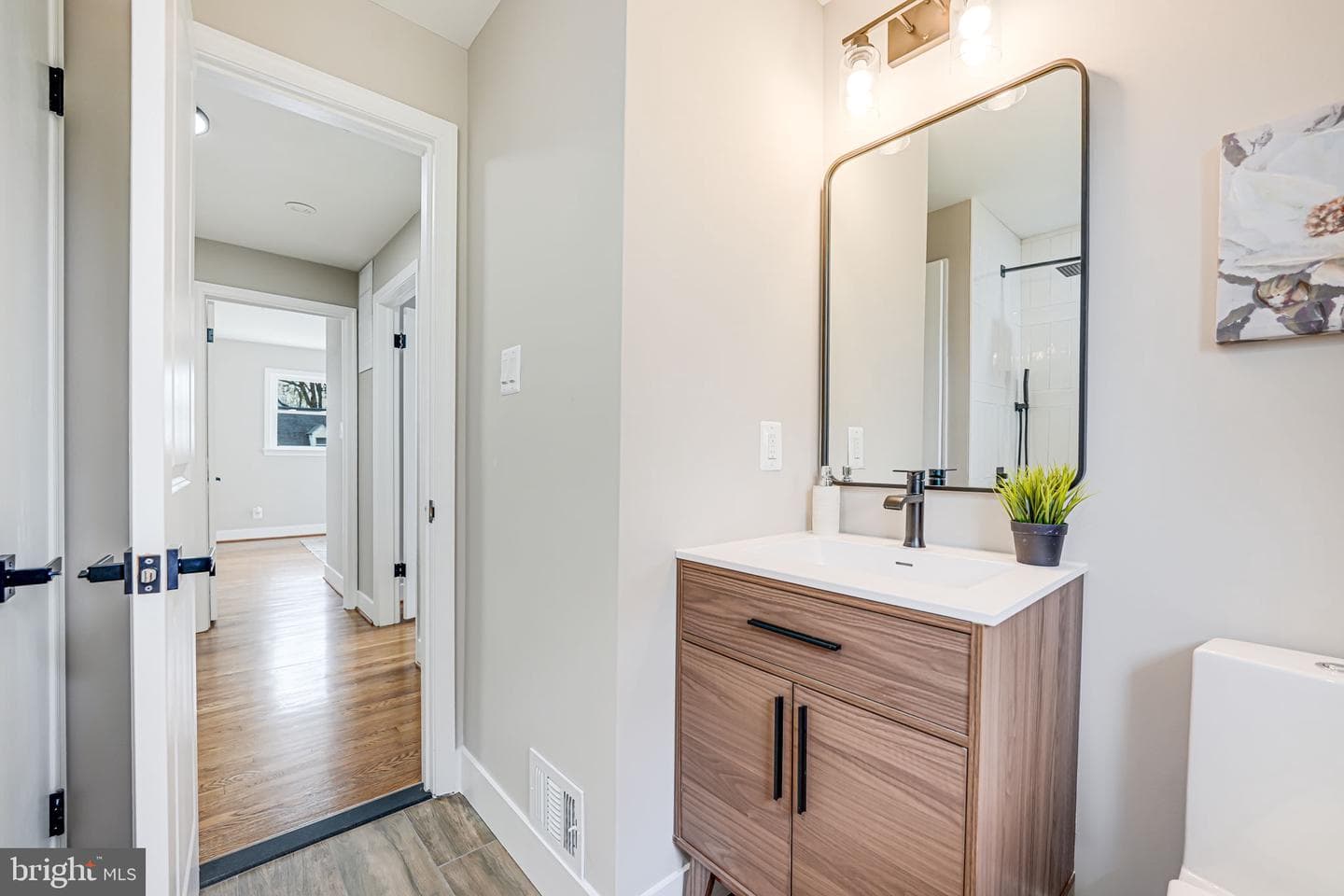 8 E Glendale Avenue photo 20
