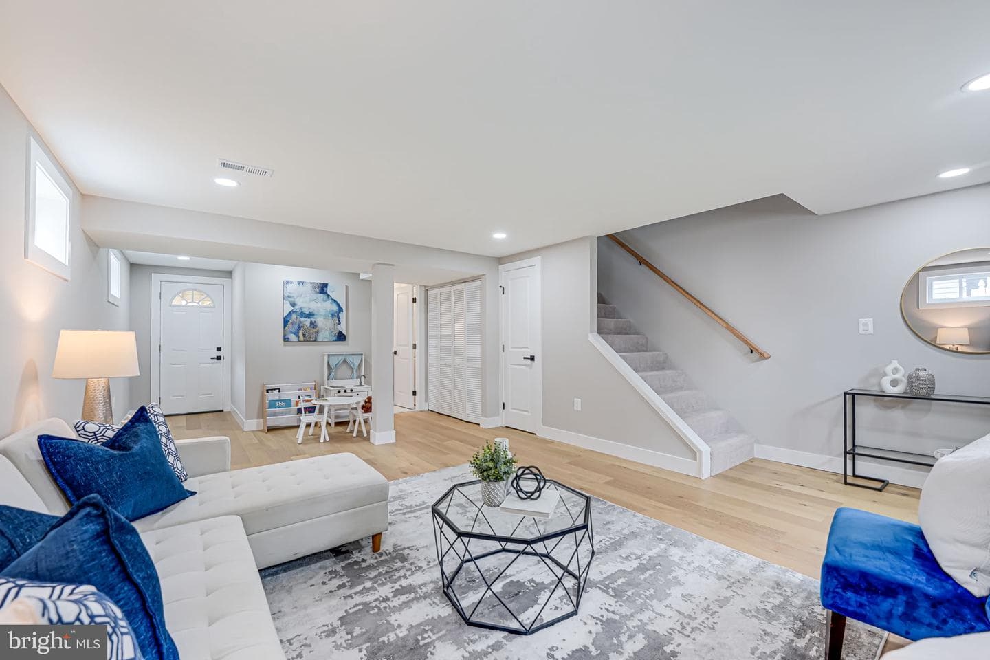 8 E Glendale Avenue photo 25