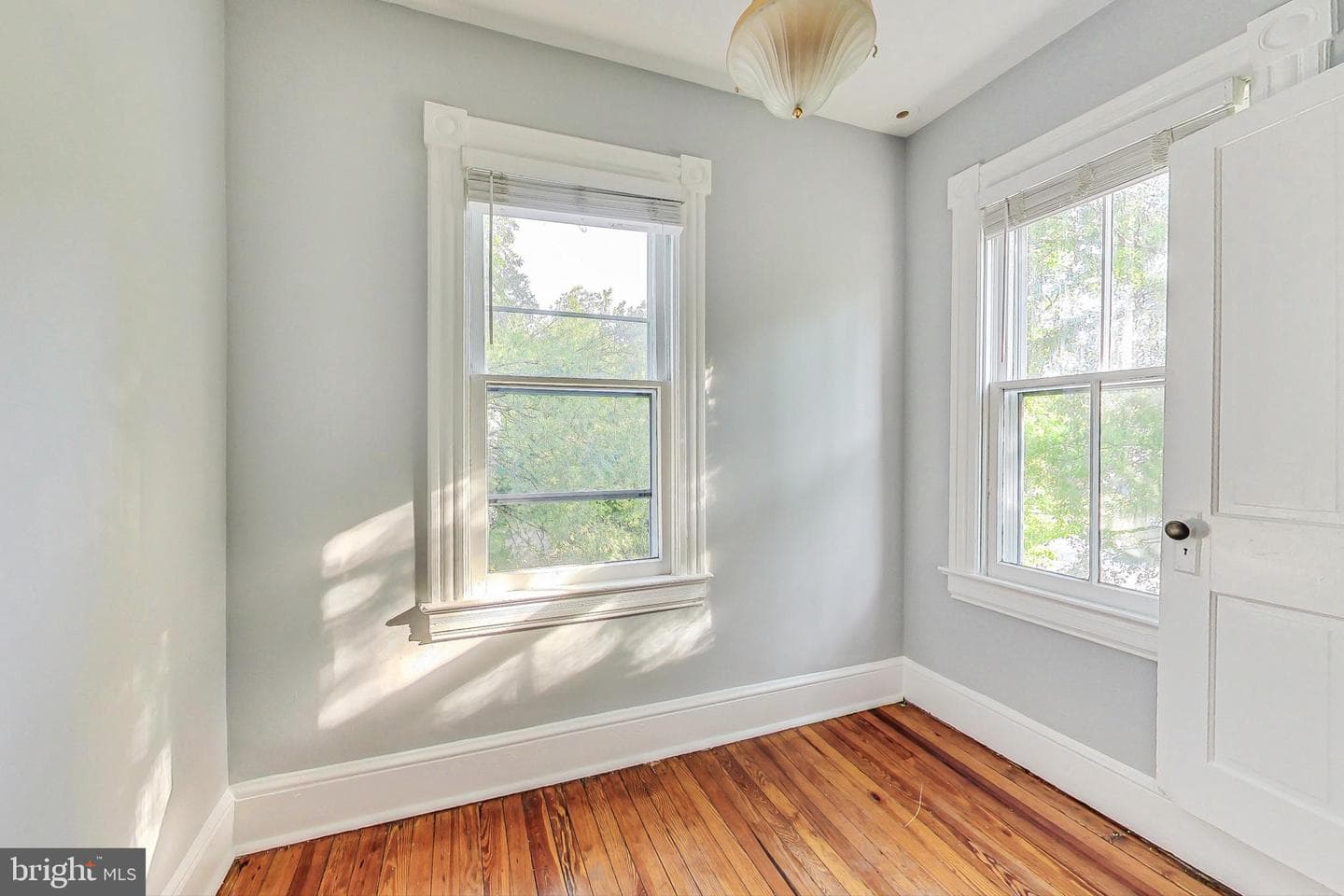 311 E Howell Avenue photo 26