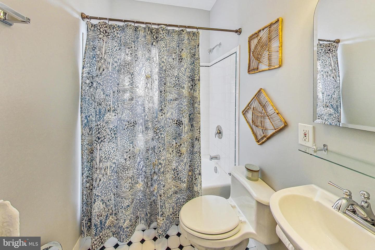 311 E Howell Avenue photo 45