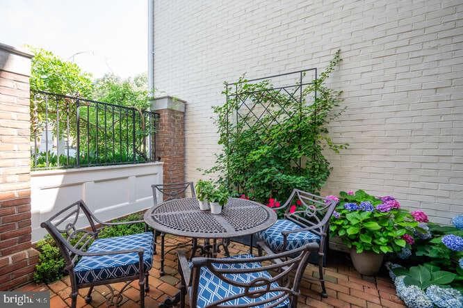 409 S Henry Street photo 7