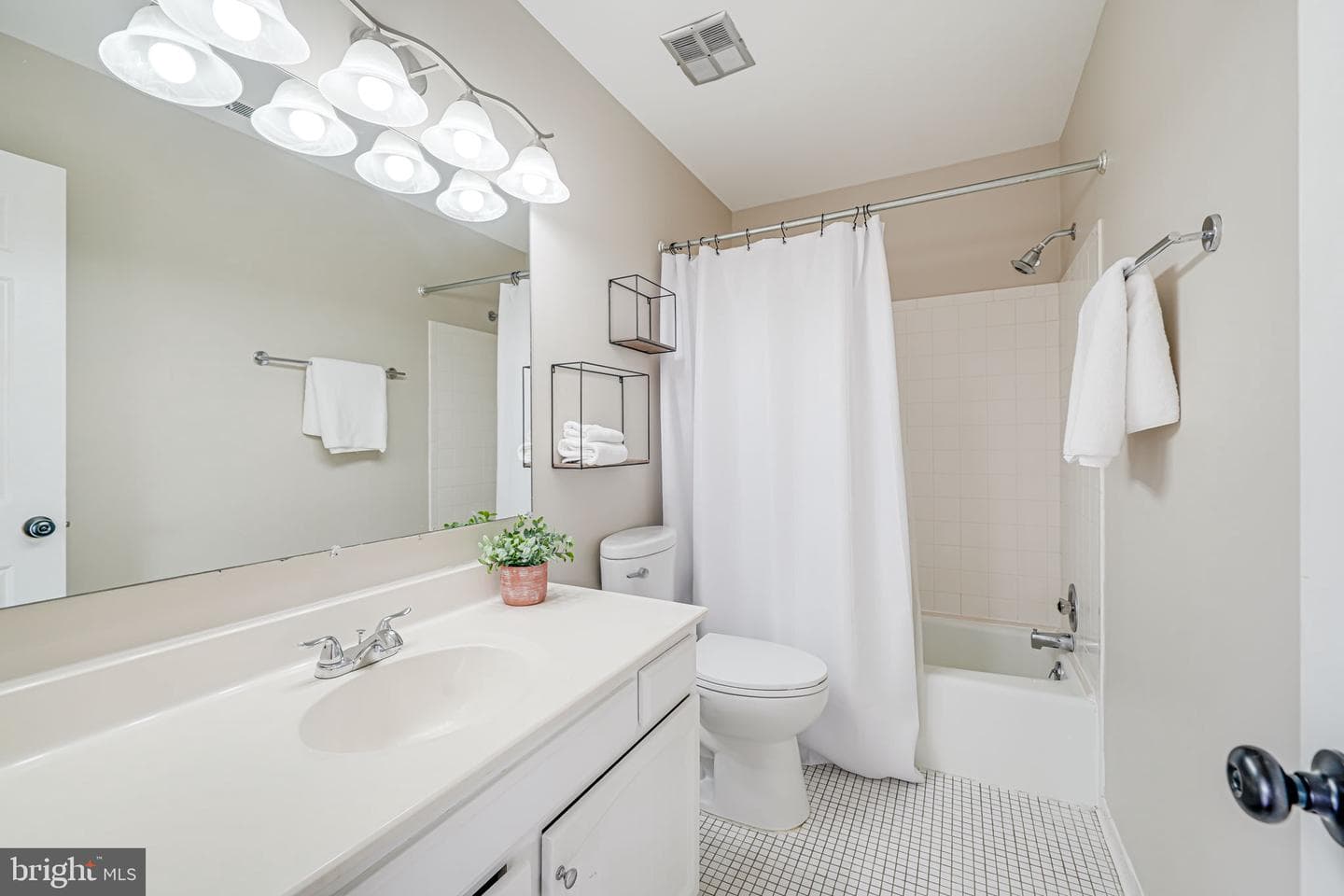2702 Kenwood Avenue photo 21