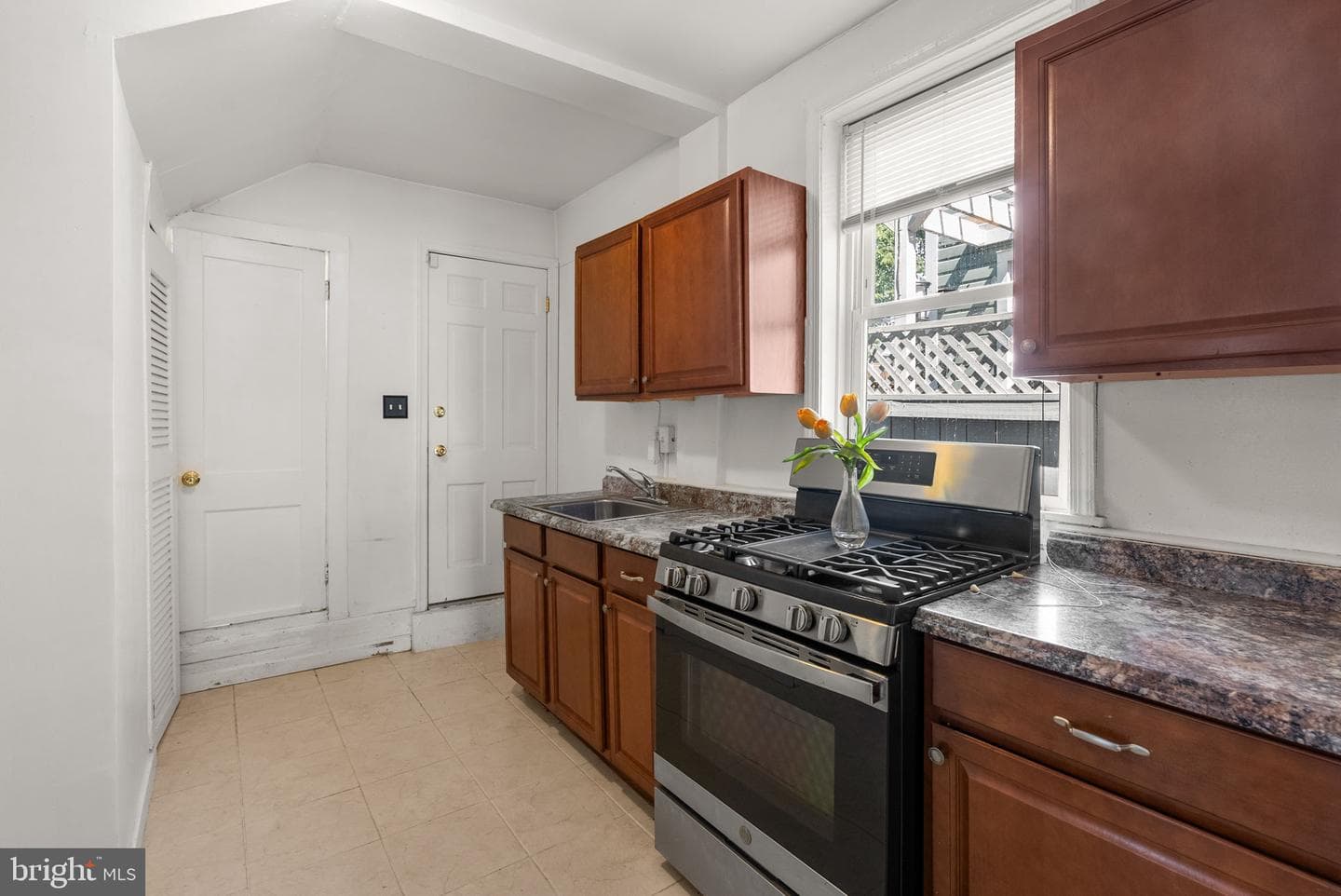1223 Queen Street photo 10