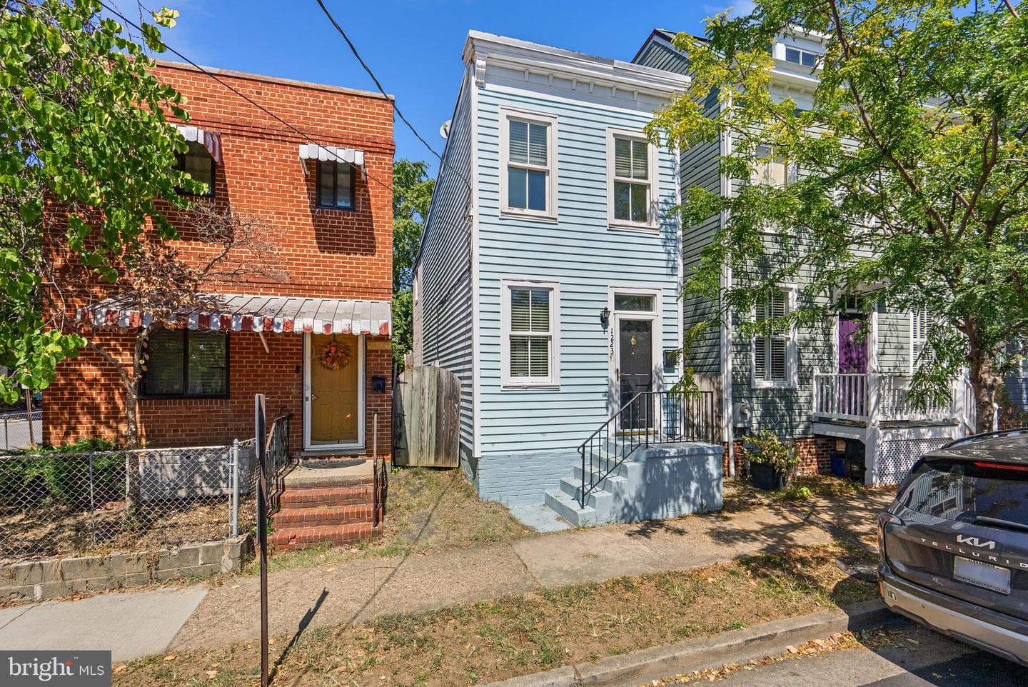 1223 Queen Street photo 2