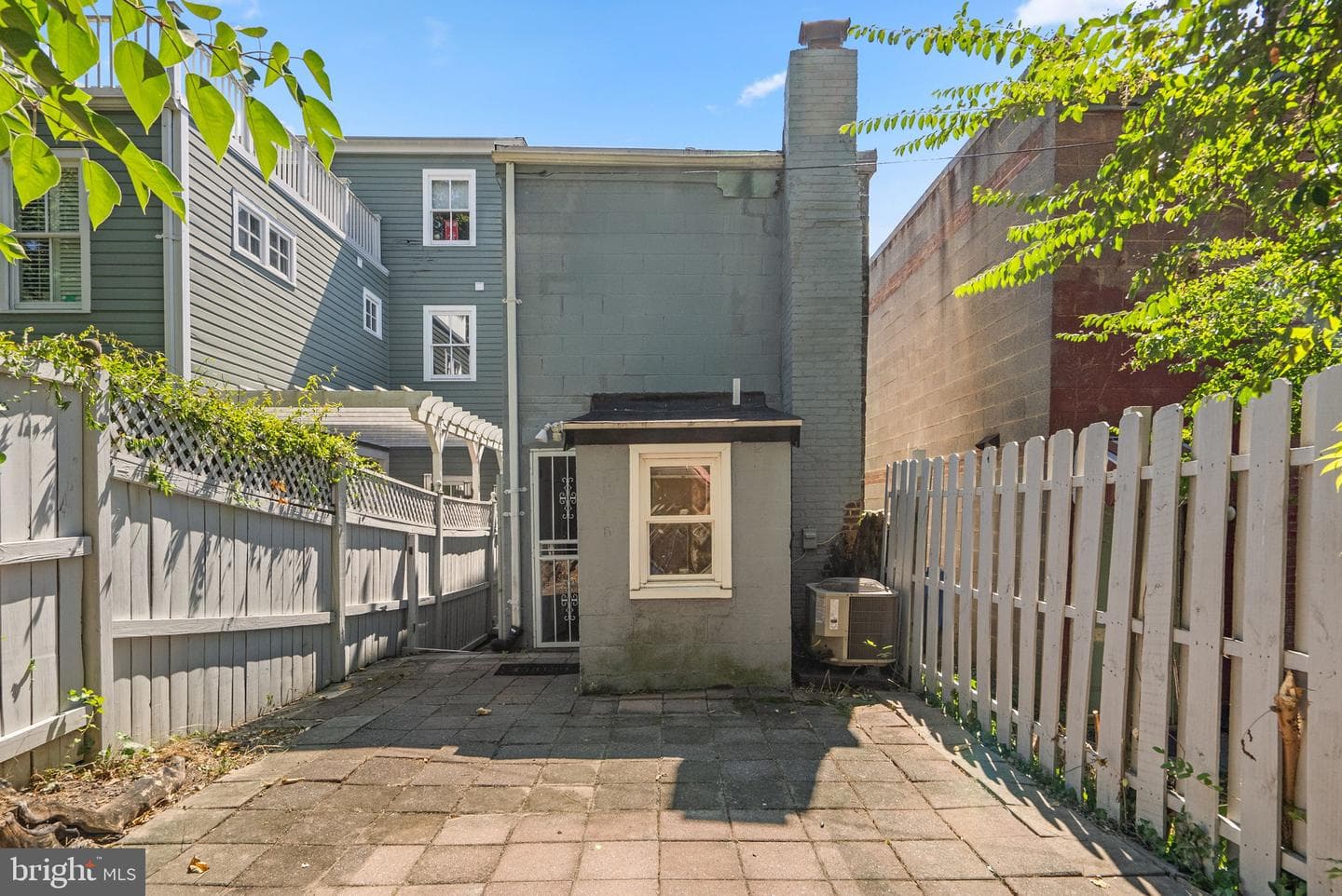 1223 Queen Street photo 24