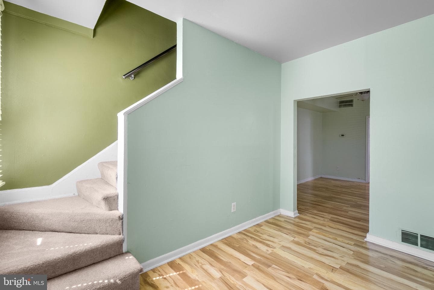 1223 Queen Street photo 4
