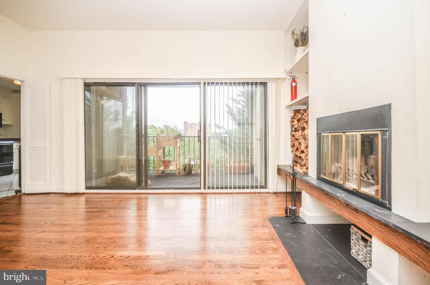 122 Roberts Lane #400 photo 5