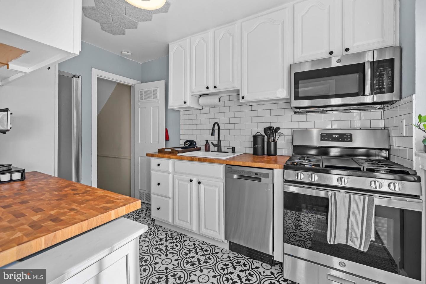 708 Chetworth Place photo 11
