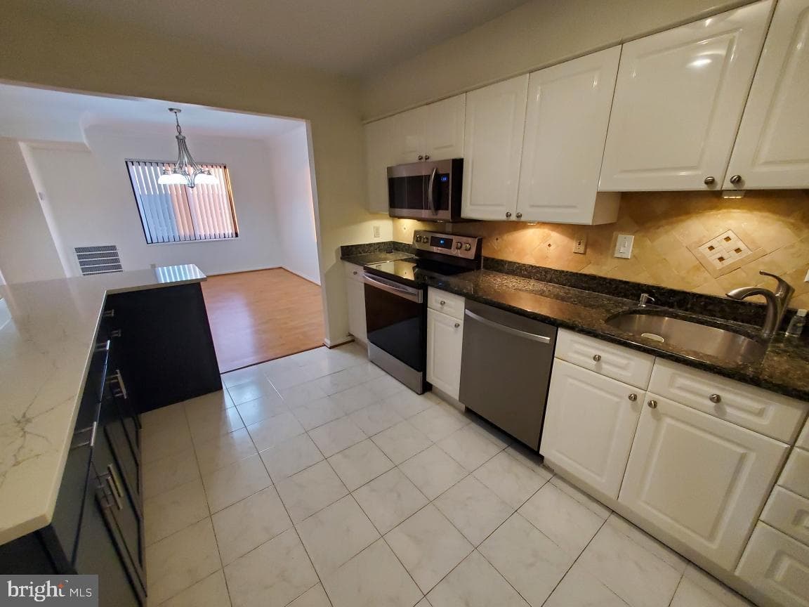 203 Yoakum Parkway #1807 photo 8