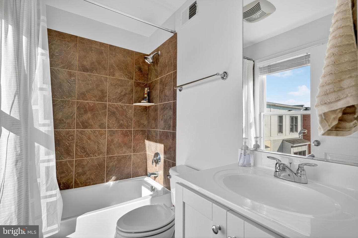 908 Montgomery Street photo 21