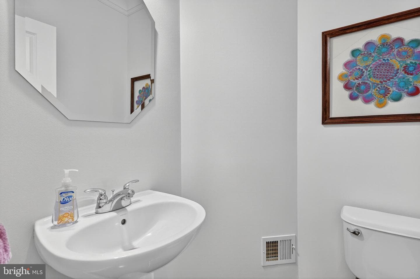 908 Montgomery Street photo 5