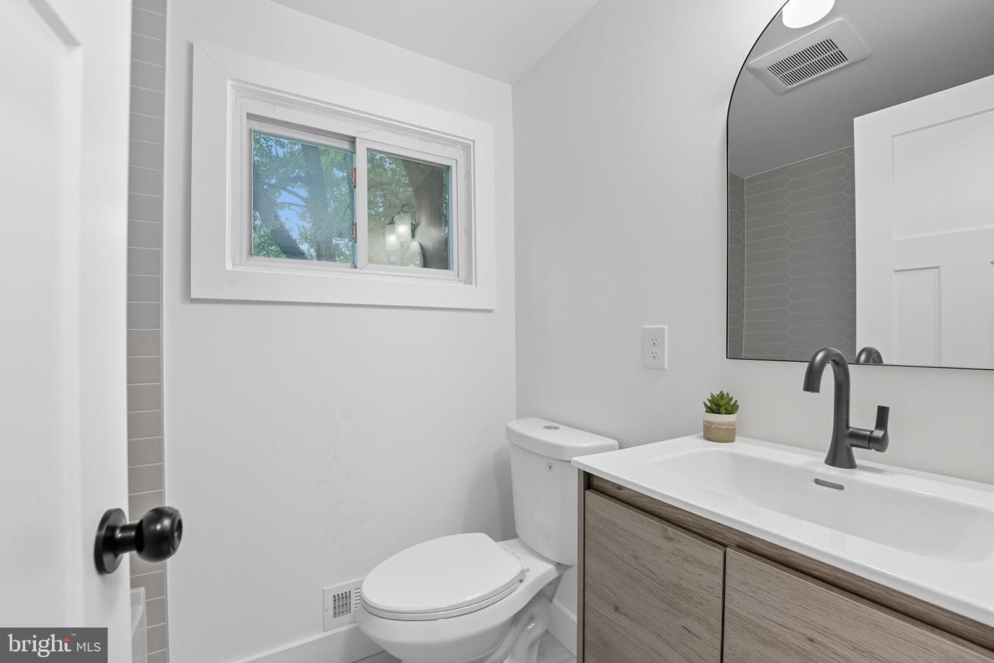 492 N Latham Street photo 27