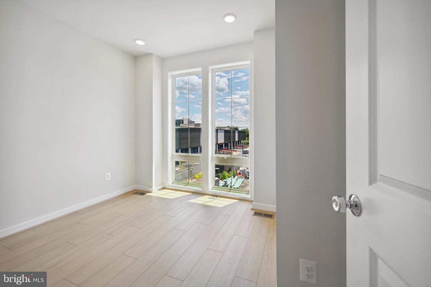 402 Swann Avenue photo 14