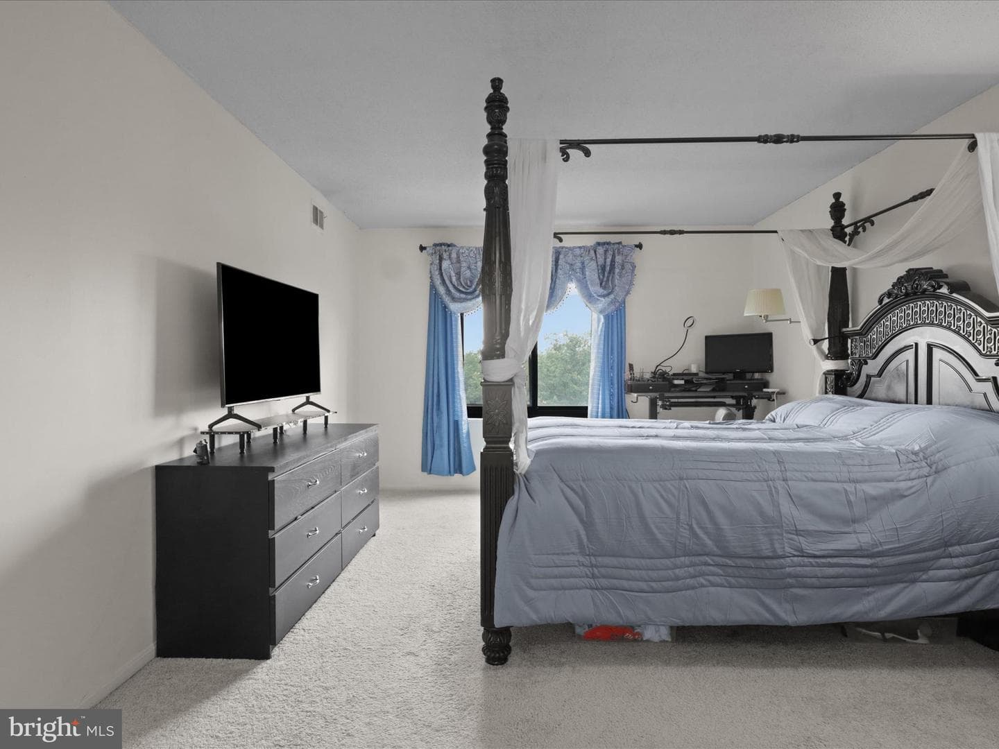 205 Yoakum Parkway #1020 photo 18