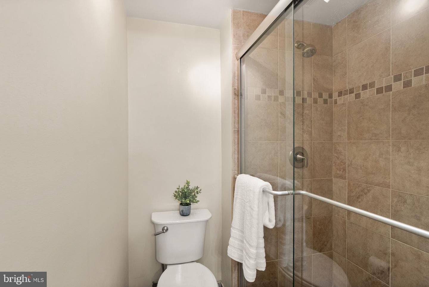 1641 Kenwood Avenue photo 17