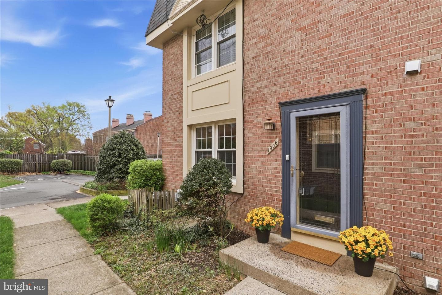 1306 Chetworth Court photo 3