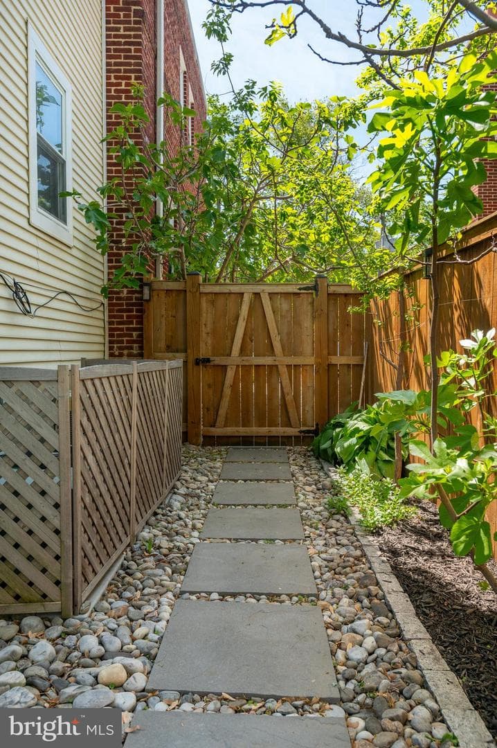 414 E Bellefonte Avenue photo 23