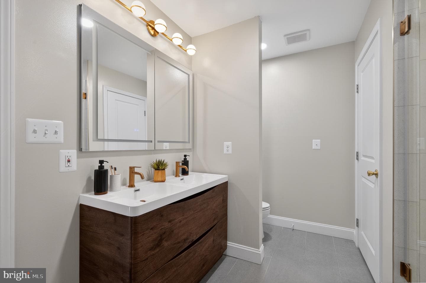 127 E Walnut Street photo 27