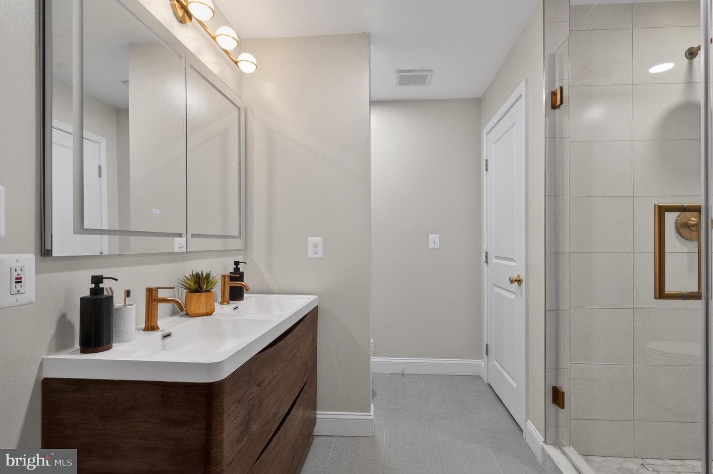 127 E Walnut Street photo 28
