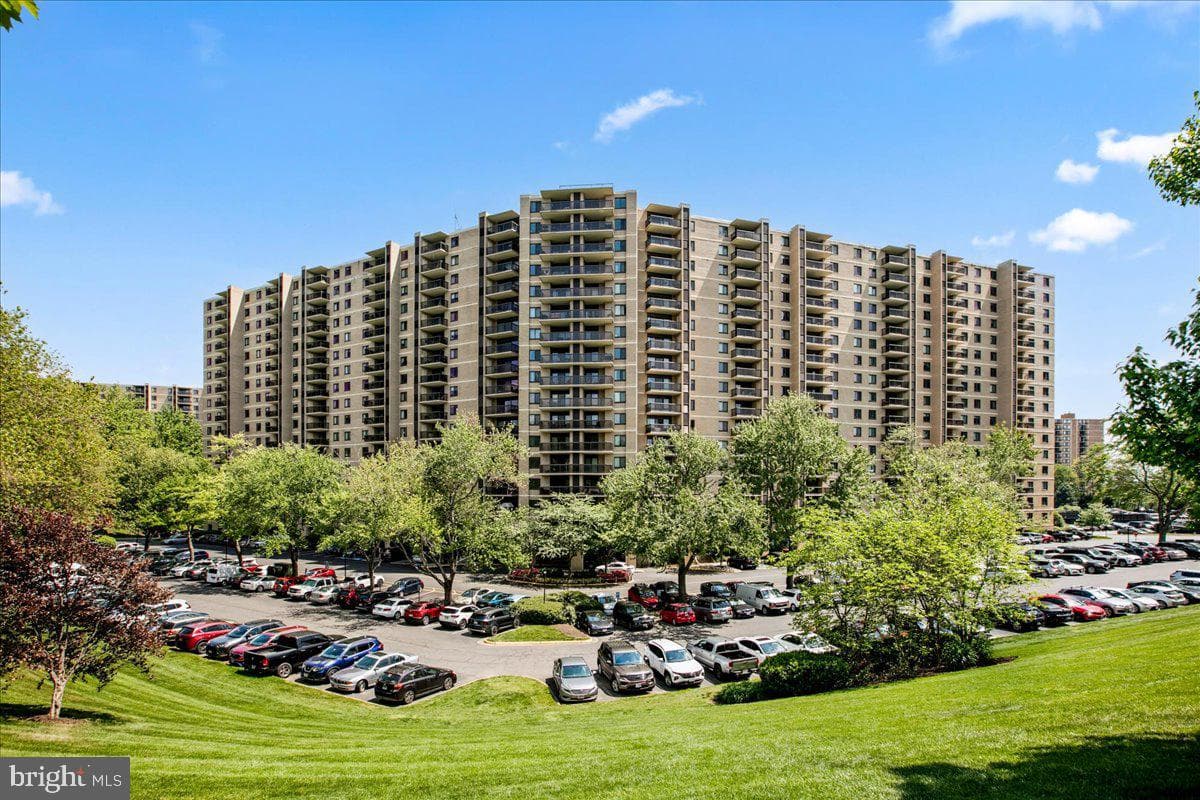 205 Yoakum Parkway #817