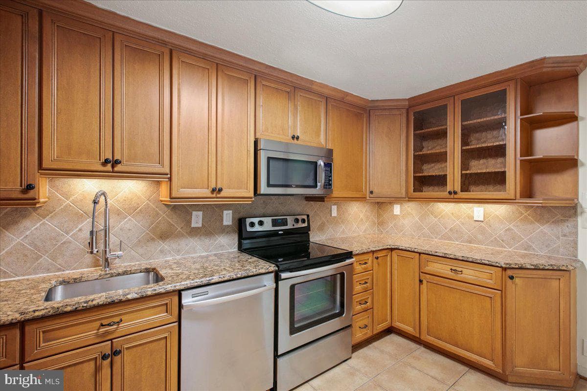 205 Yoakum Parkway #817 photo 11