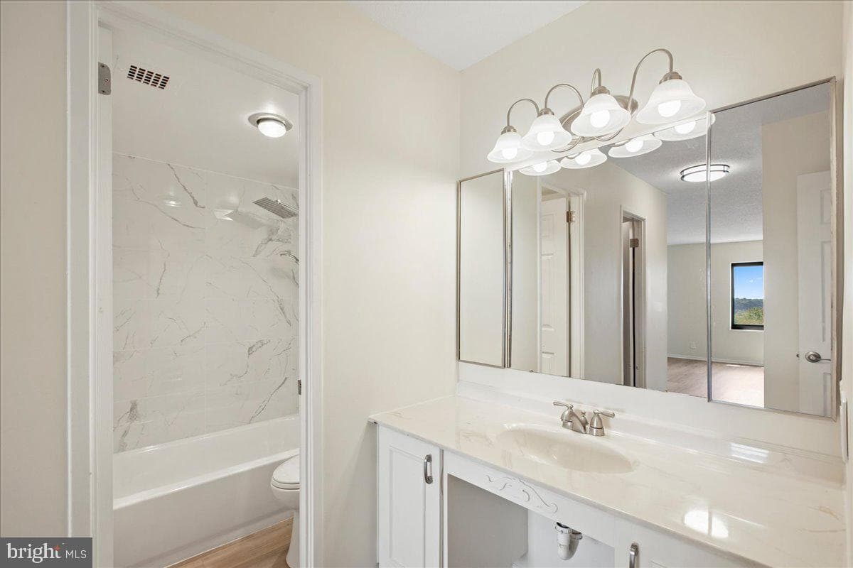 205 Yoakum Parkway #817 photo 13