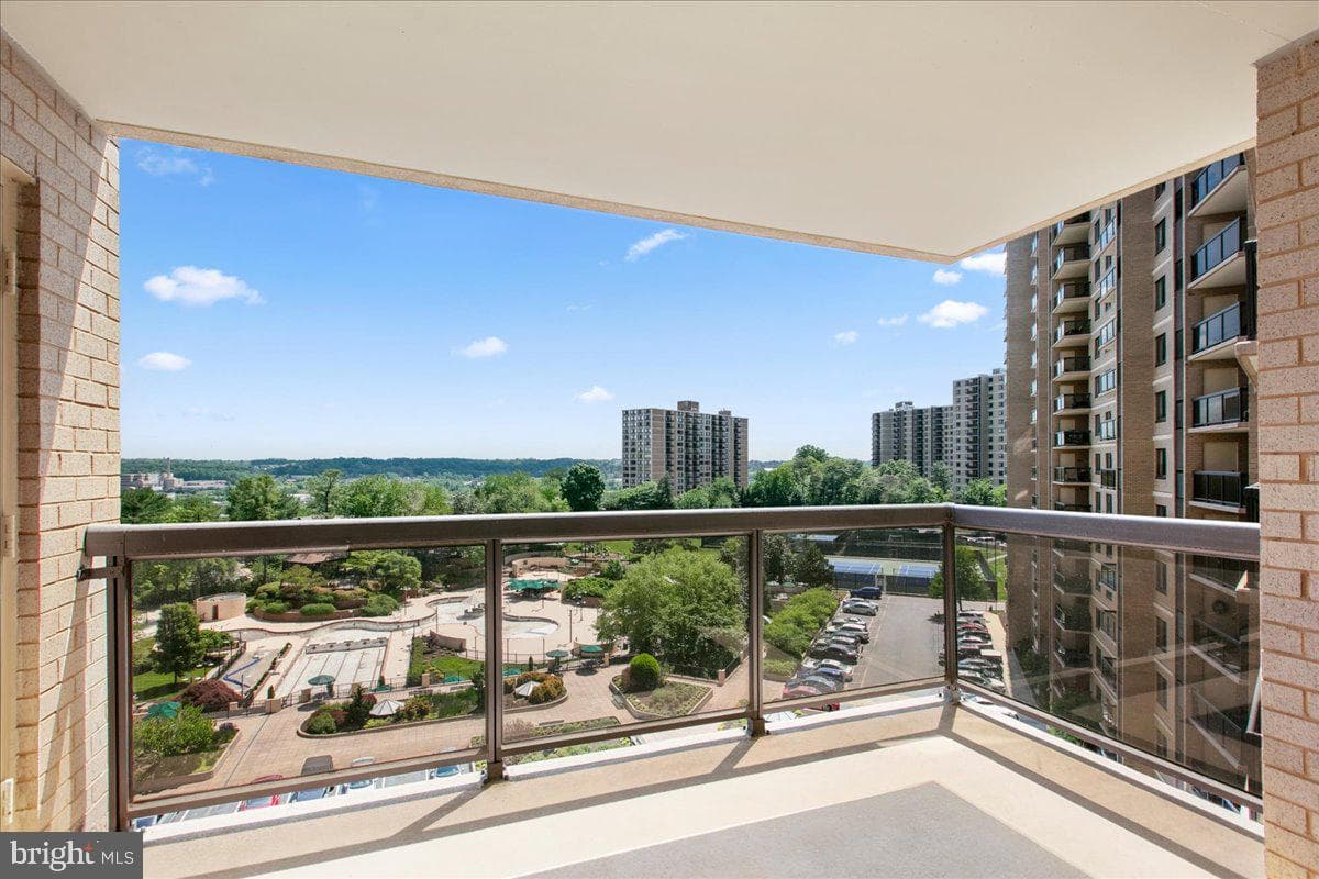 205 Yoakum Parkway #817 photo 2