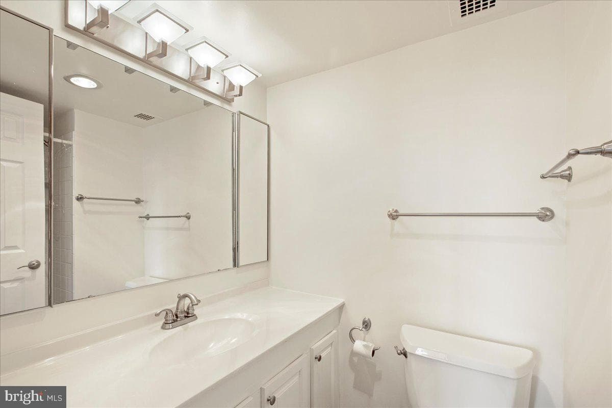 205 Yoakum Parkway #817 photo 20