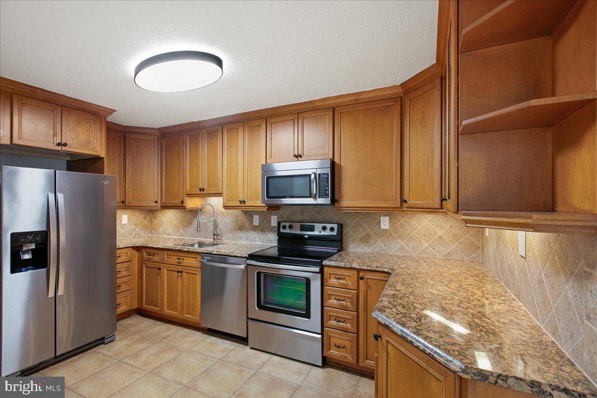 205 Yoakum Parkway #817 photo 9