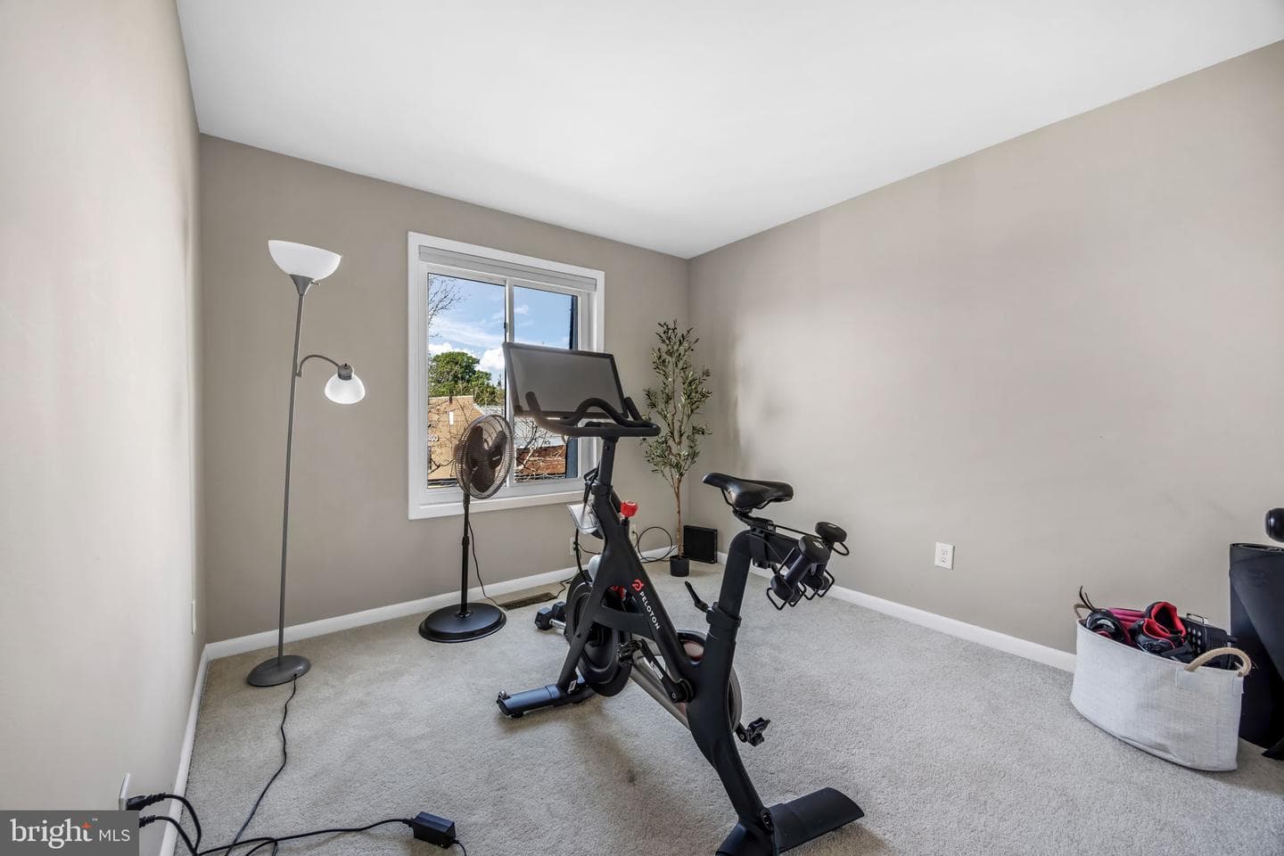 1689 Kenwood Avenue photo 26