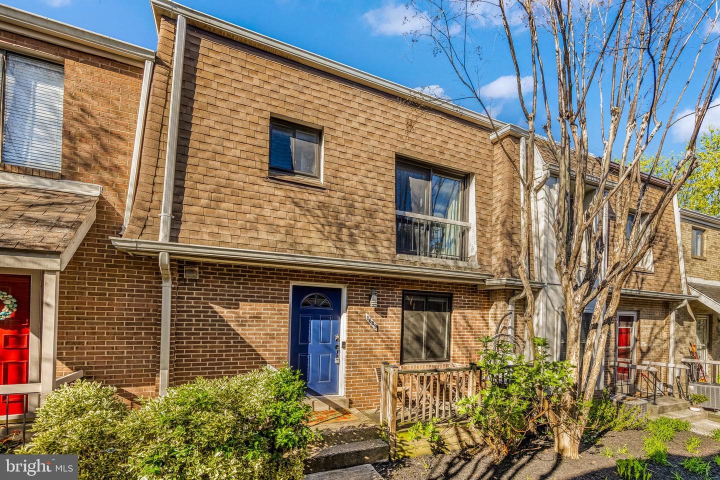 1689 Kenwood Avenue photo 3
